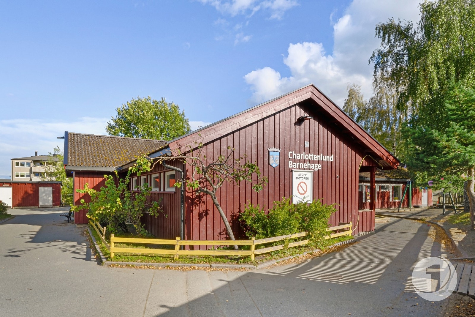 Fra boligen er det kort vei til barnehager, skoler, idrettsanlegg, dagligvarebutikker og andre servicefasiliteter, samt flotte turområder. Galleribilde