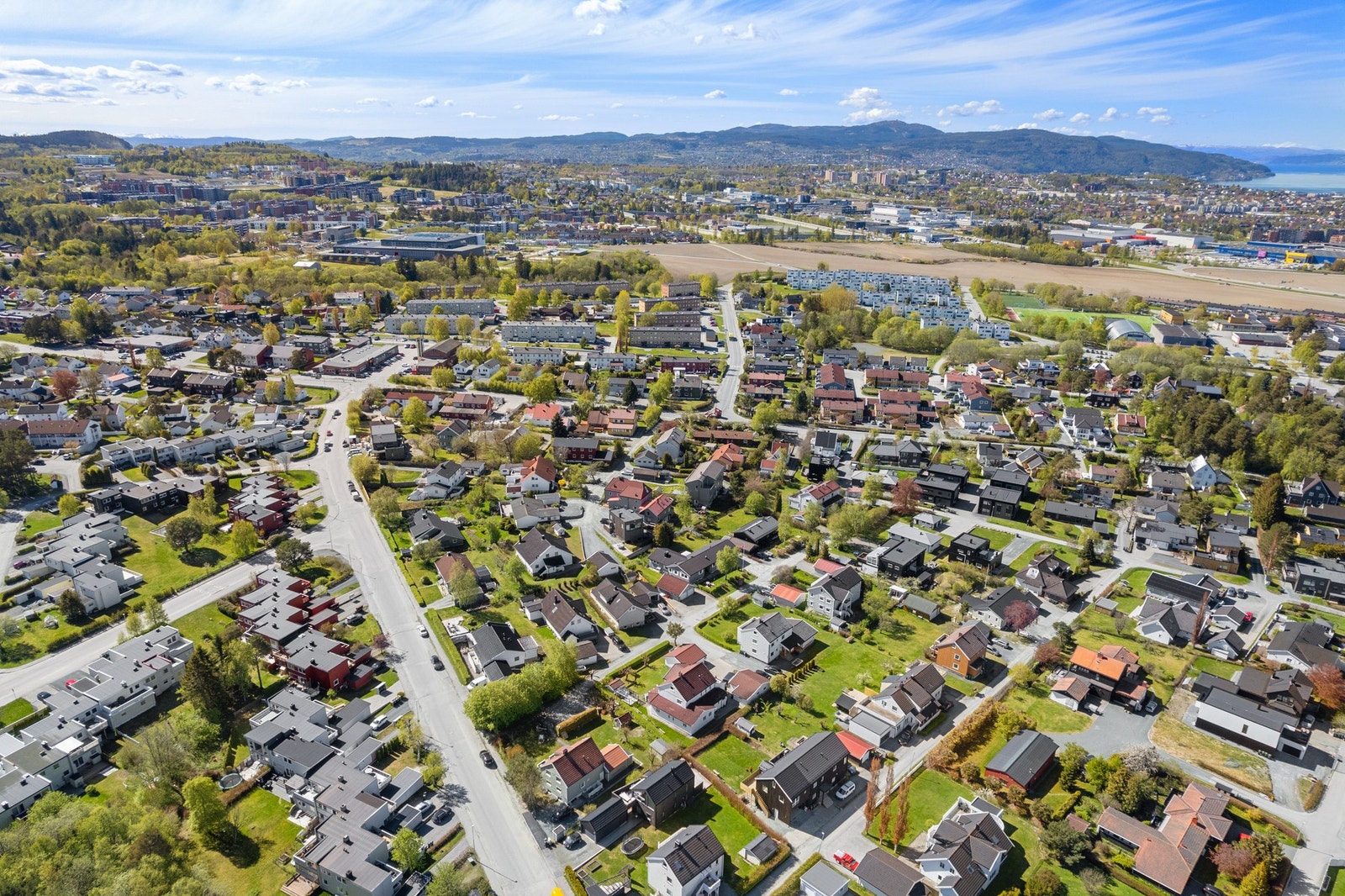 Boligen har en svært attraktiv beliggenhet i et familievennlig og populært boligområde, med nærhet til både servicetilbud, skoler, barnehager og flotte friluftsområder. Galleribilde