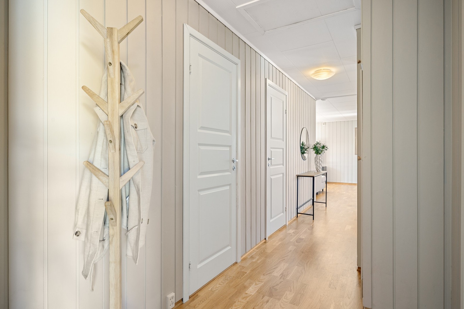 Romslige og innbydende inngangsparti med god plass til å henge fra seg klær og utstyr. Galleribilde