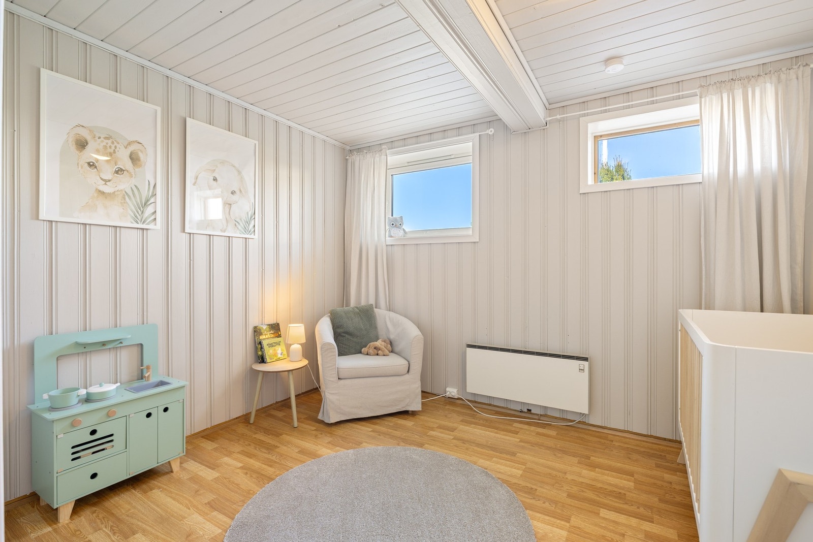 Rom på 8,9m² med godkjent rømningsvei, i dag innredet som soverom (ikke omsøkt hos Trondheim kommune). Galleribilde