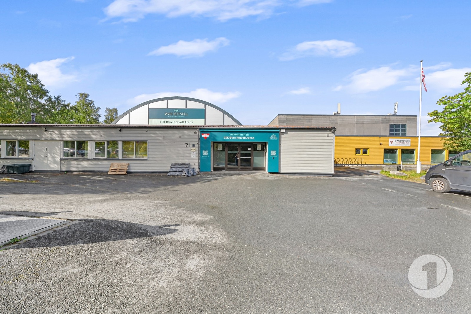 Fra boligen er det kort vei til barnehager, skoler, idrettsanlegg, dagligvarebutikker og andre servicefasiliteter, samt flotte turområder. Galleribilde