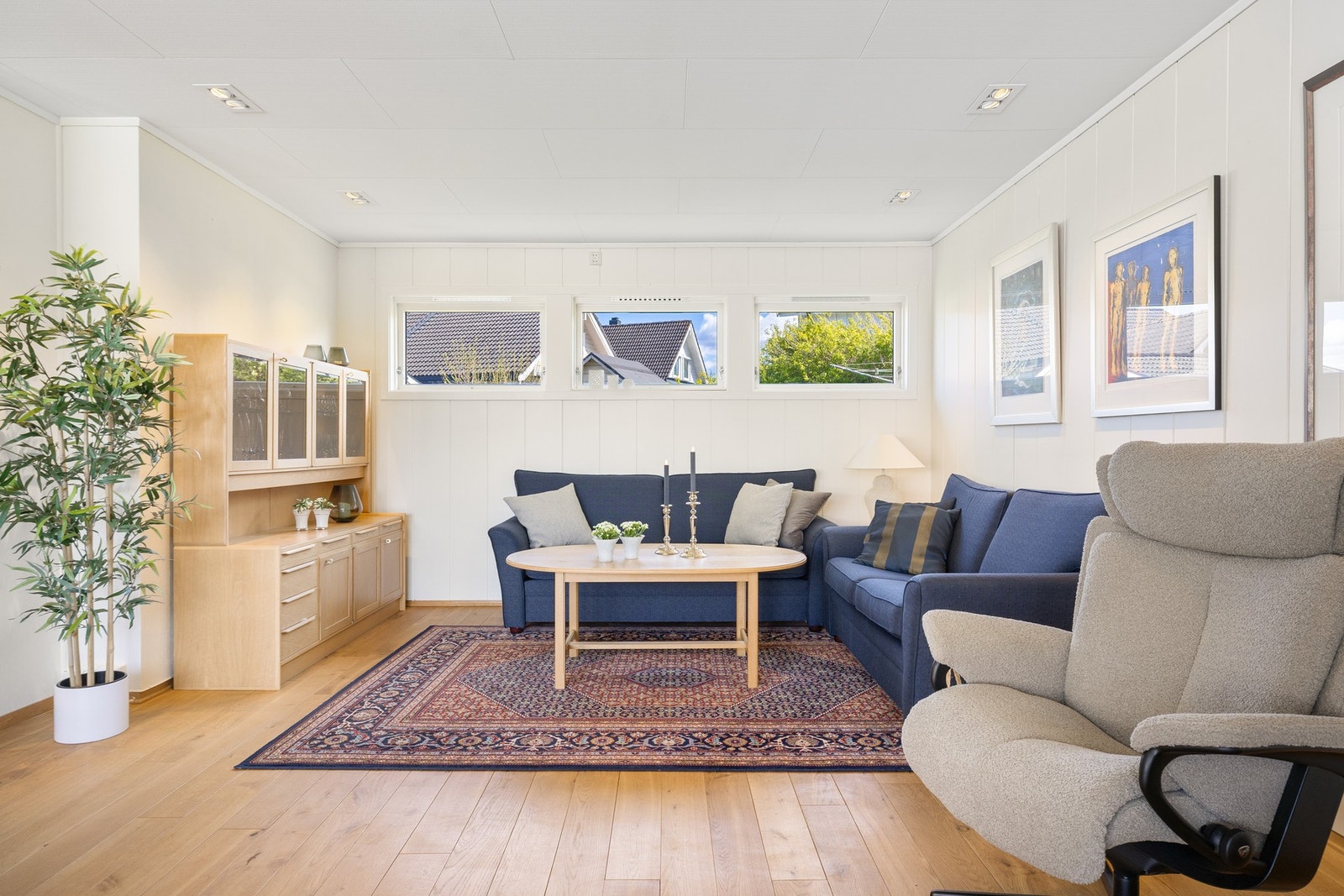 Stuen har plass til flere sosiale soner/sittegrupper. Galleribilde