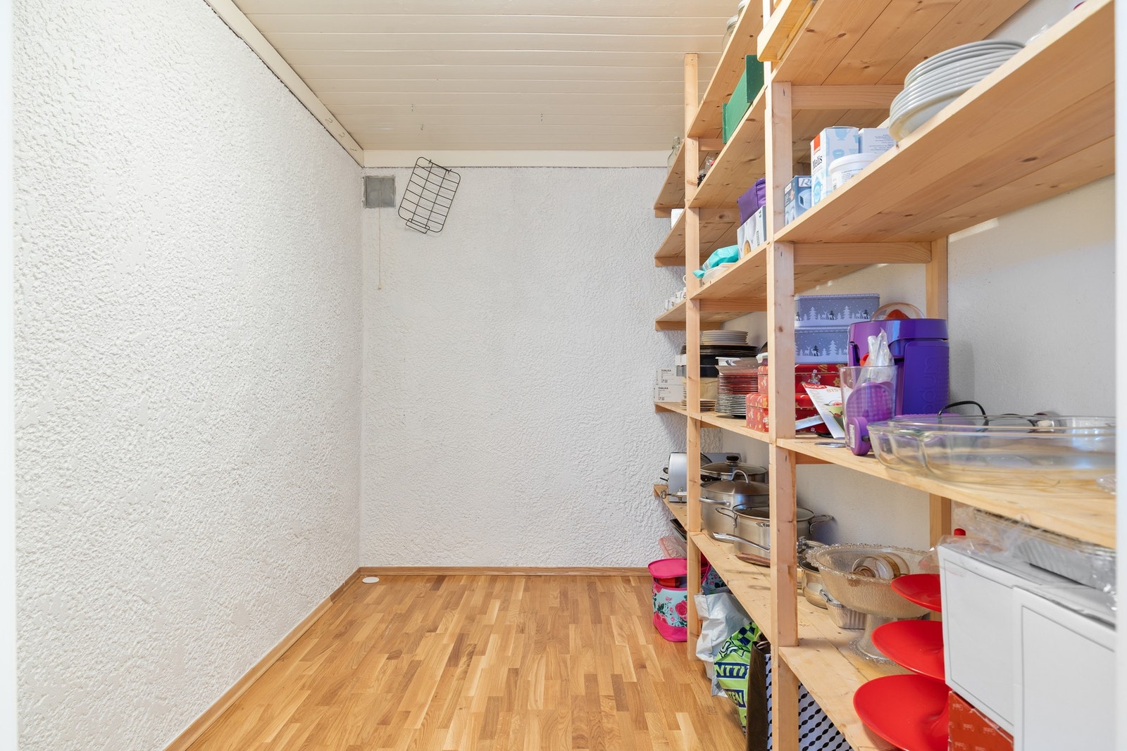 Dette er én av fem boder i underetasjen, så her får du rikelig med lagringsplass. Galleribilde