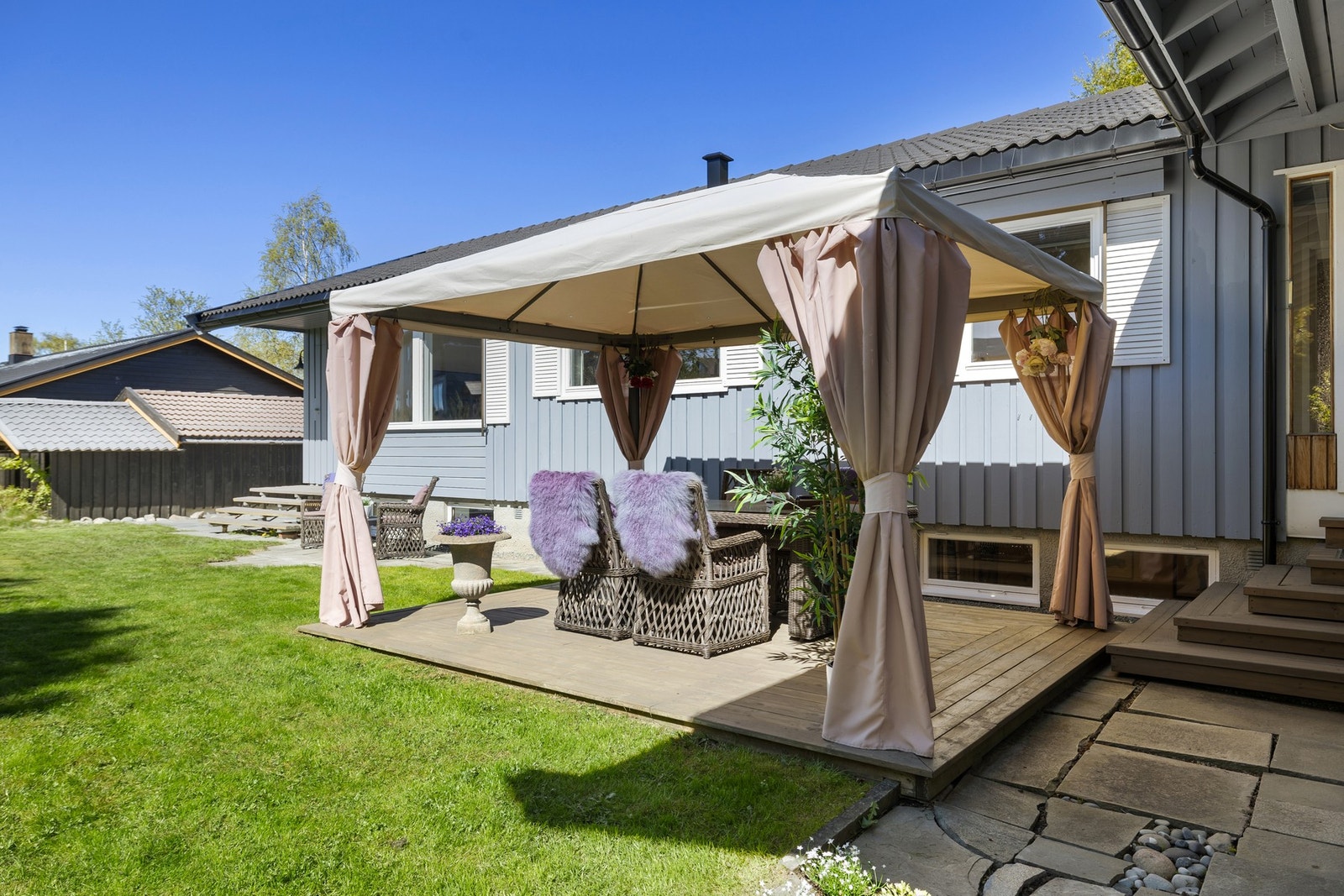 Flott opparbeidet uteområde med lun paviljong og hyggelig sittegrupper som skaper en innbydende ramme for avslapning og sosiale sammenkomster. Galleribilde