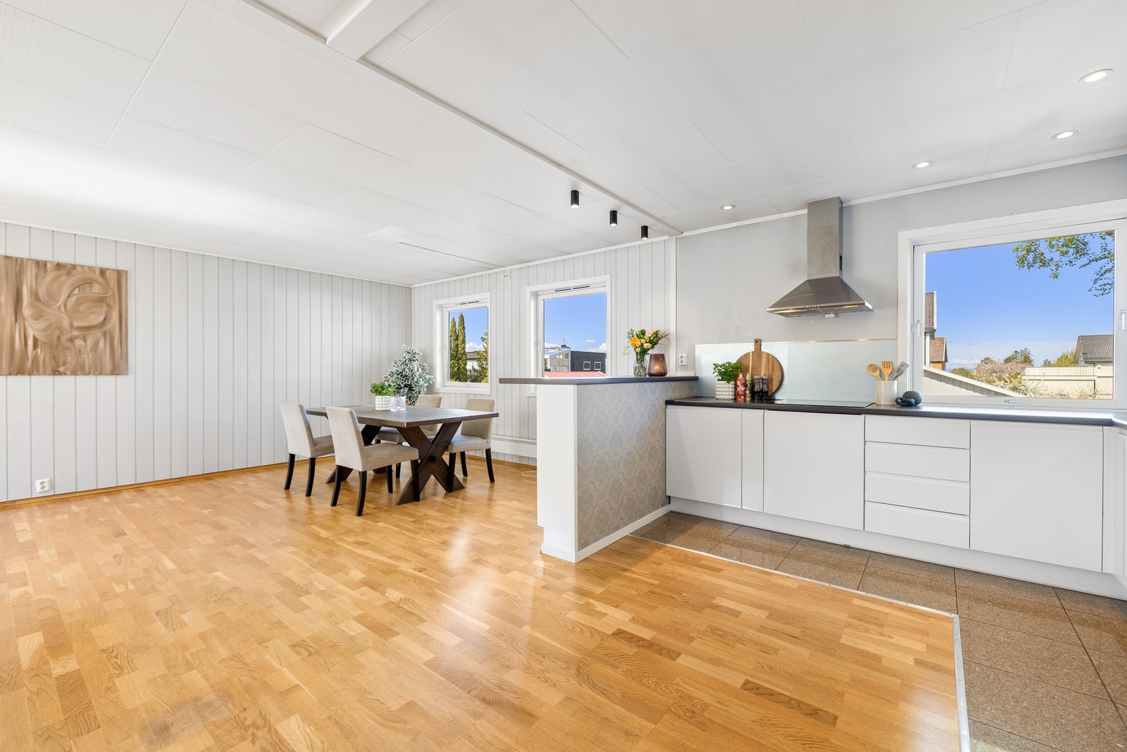 Utleiedelen har i dag en månedlig leieinntekt på kr 16.000 (utleieforholdet opphører den 01.06.26). Galleribilde