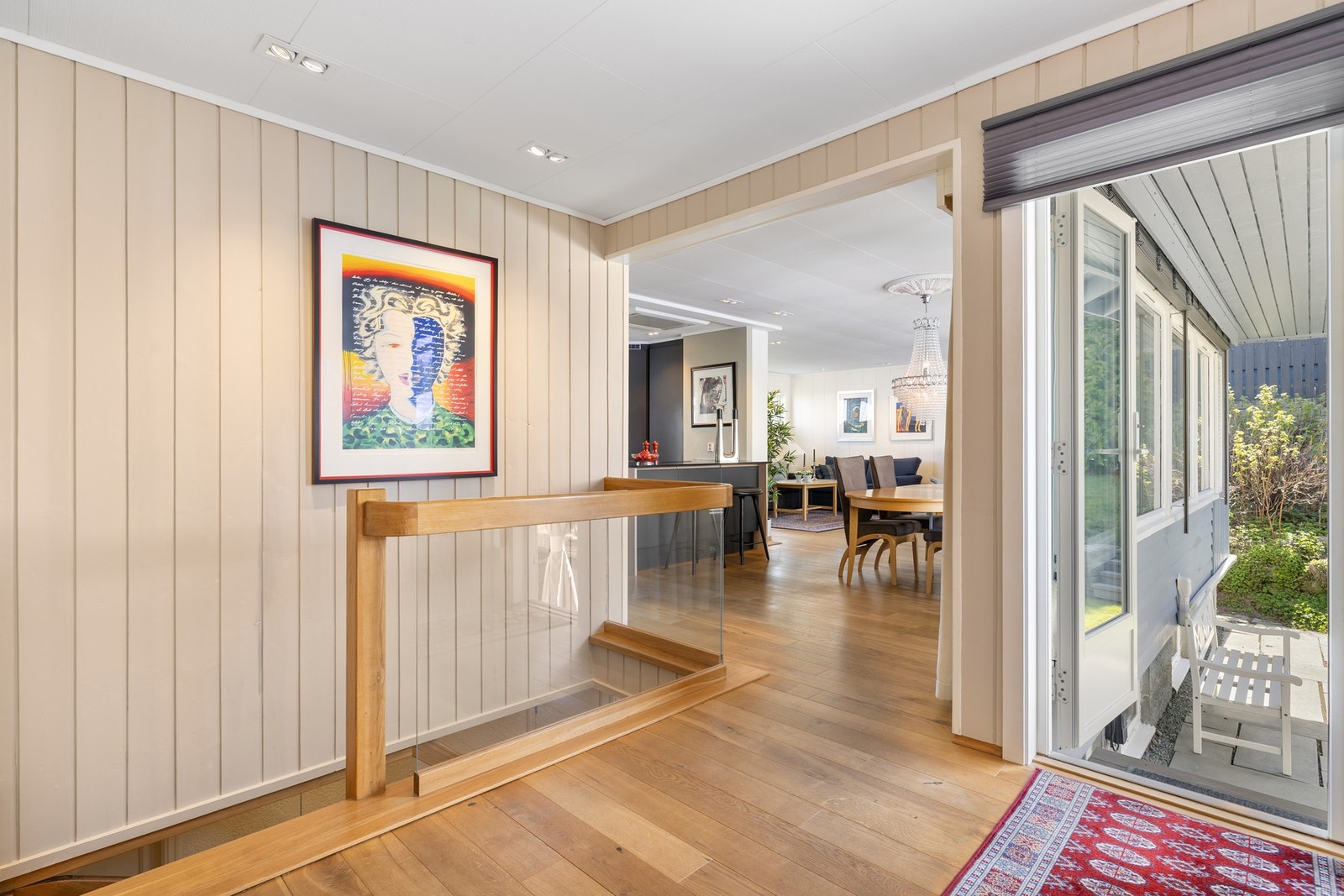 Hall med trapp ned til kjeller, samt utgang til hagen som er neste stoppested. Galleribilde