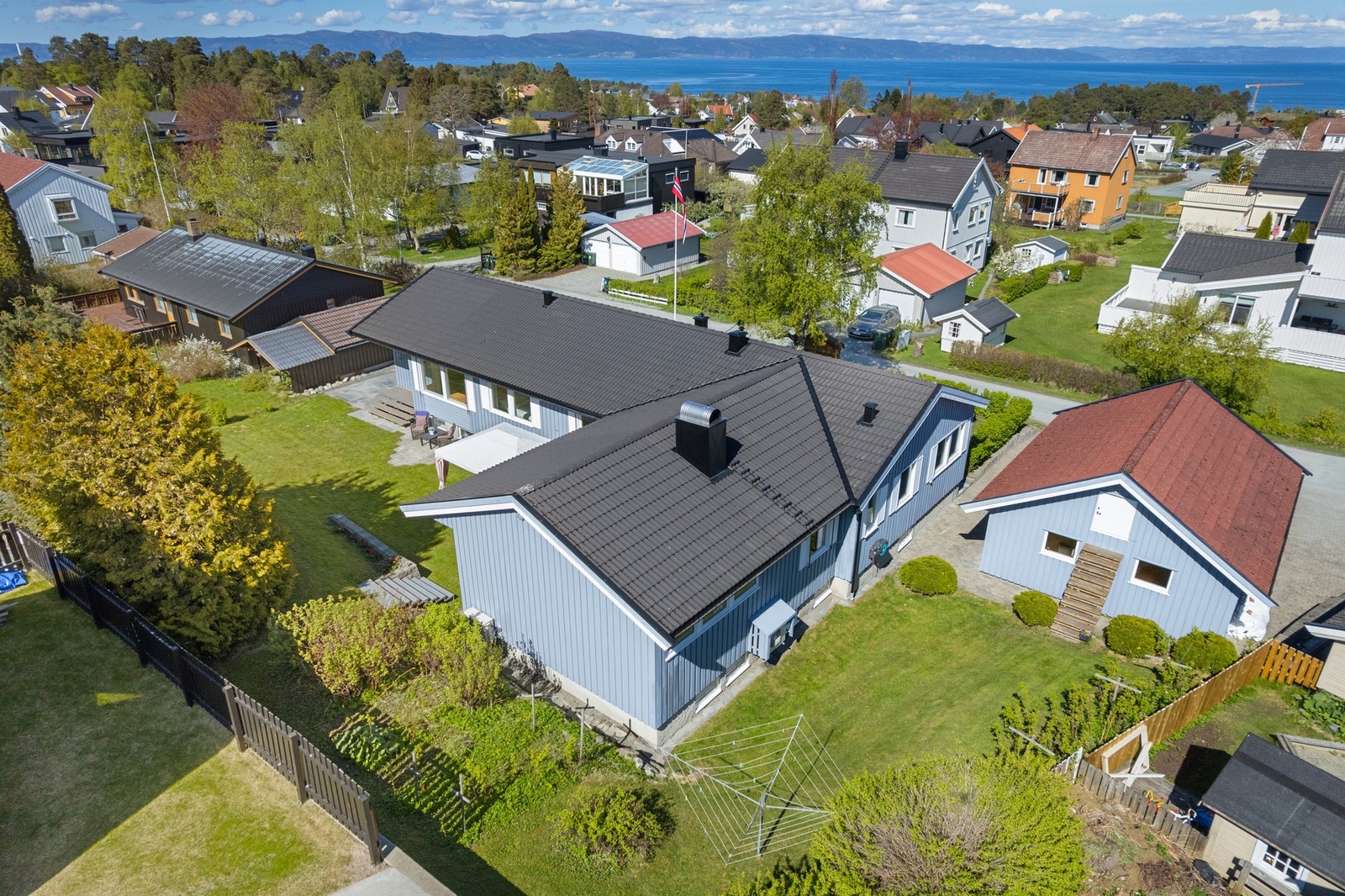 Eiendommen har en attraktiv beliggenhet i et etablert boligområde, og blindveien Aspvegen må sies å være et mekka for barnefamilier Galleribilde