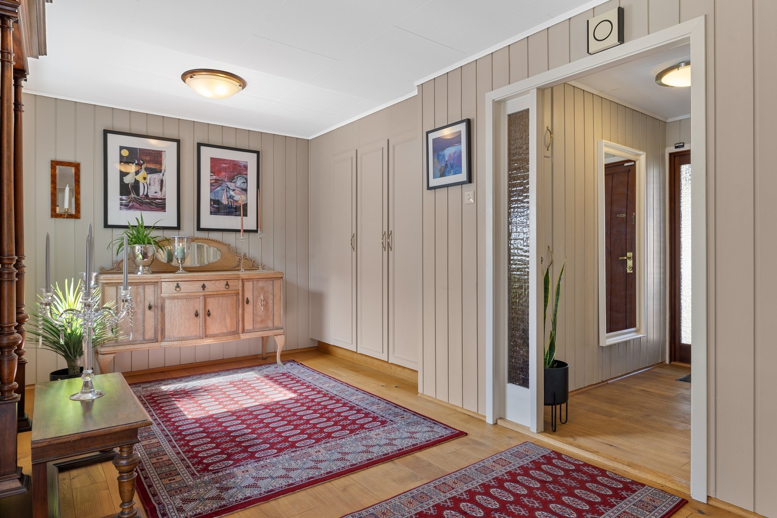 Videre kommer man inn til en romslig hall på 16,3m². Rikelig med plass til klesoppbevaring. Galleribilde
