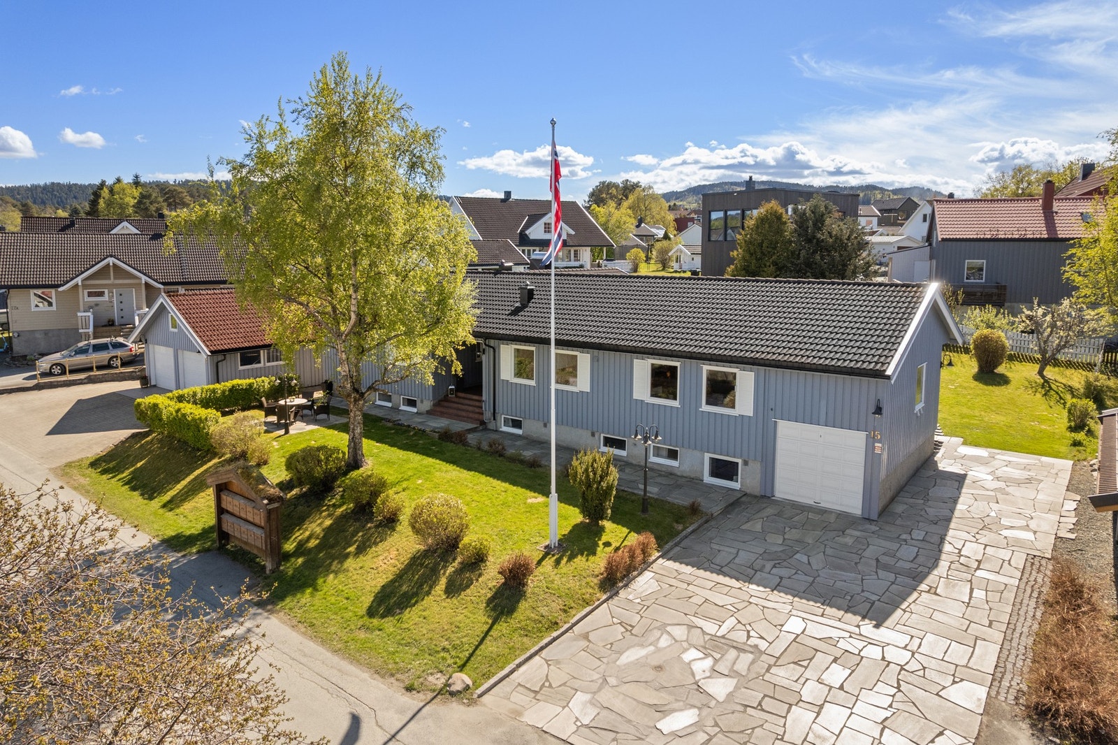 EiendomsMegler 1 v/Frank Robert Bae har gleden av å presentere en meget innholdsrik og flott familiebolig på Charlottenlund. Foto: Nonstad foto. Galleribilde