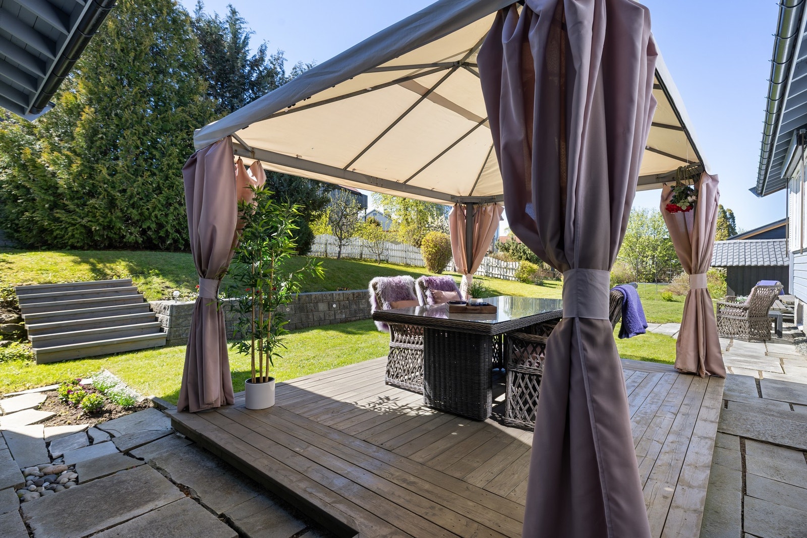 Den skjermede paviljongen gir et perfekt sted å nyte lange sommerdager, med nærhet til hage og gode solforhold. Galleribilde