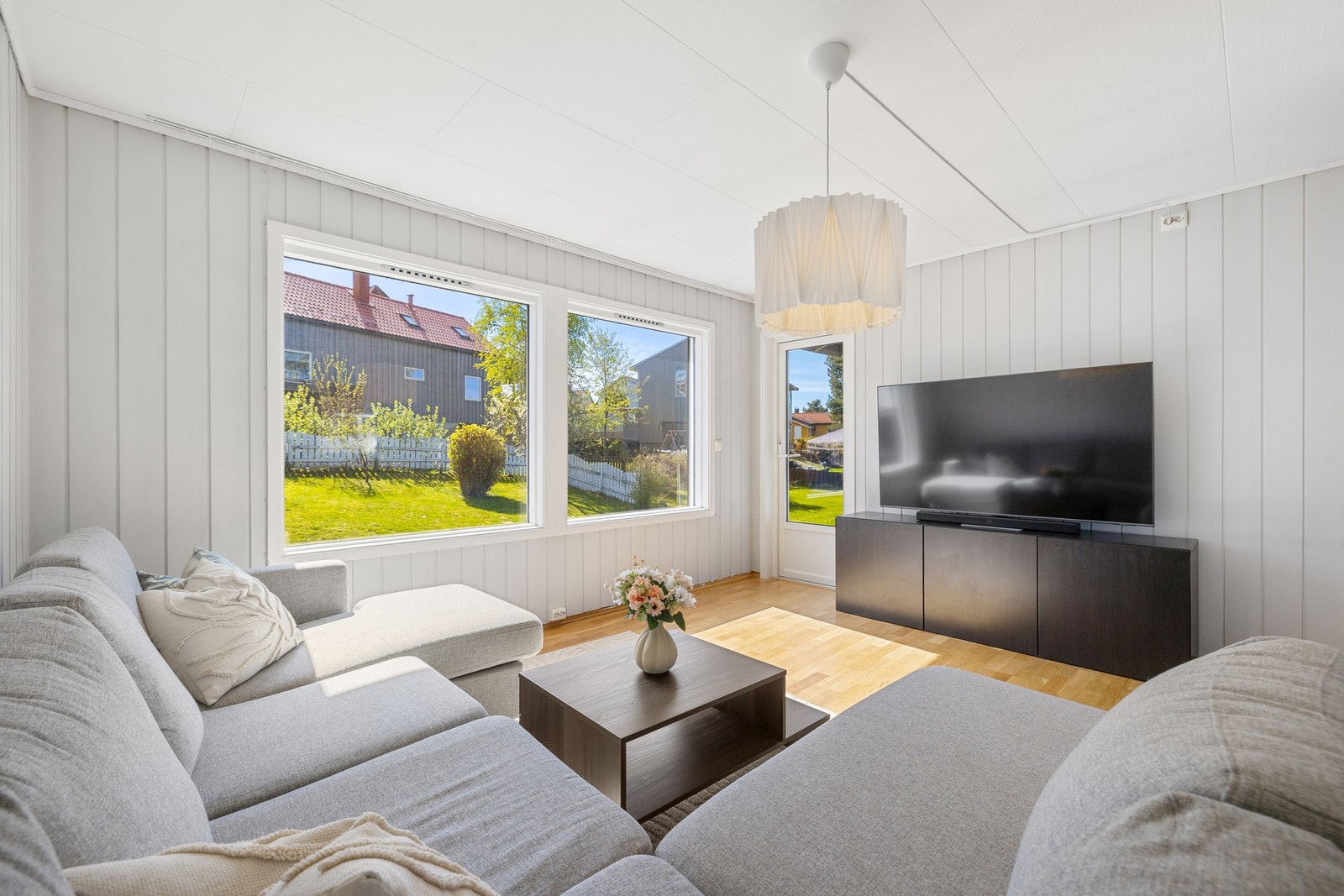 I 1. etasje av utleiedelen finner vi en romslig stue på hele 35,1m² med god plass til både sofagruppe og spisebord. Galleribilde
