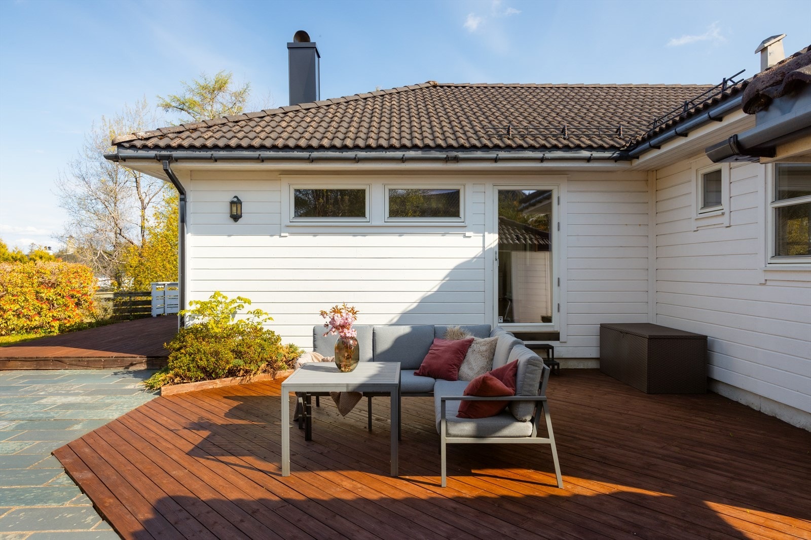 Flott opparbeidet tomt - her er solen på vei inn på denne terrassen kl. 10:15 (bildet tatt 8 mai) - meget solrikt hele dagen! Galleribilde