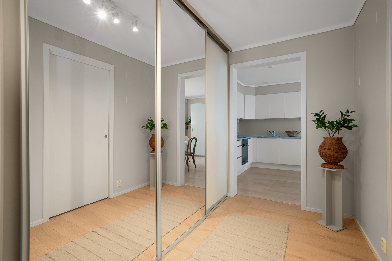 Entréen er romslig og innbydende, med god plass til garderobeløsninger og skotøy. Det er stor skyvedørsgarderobe med speilfronter. Galleribilde