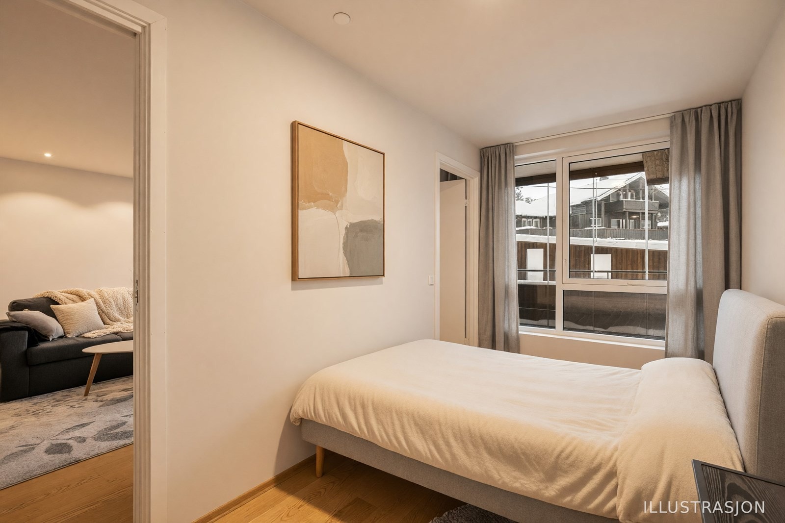 romslig soverom med god plass til garderobe. Soverommet er AI redigert med varme lys, ny seng, bilde på vegg og puter i sofaen. Galleribilde