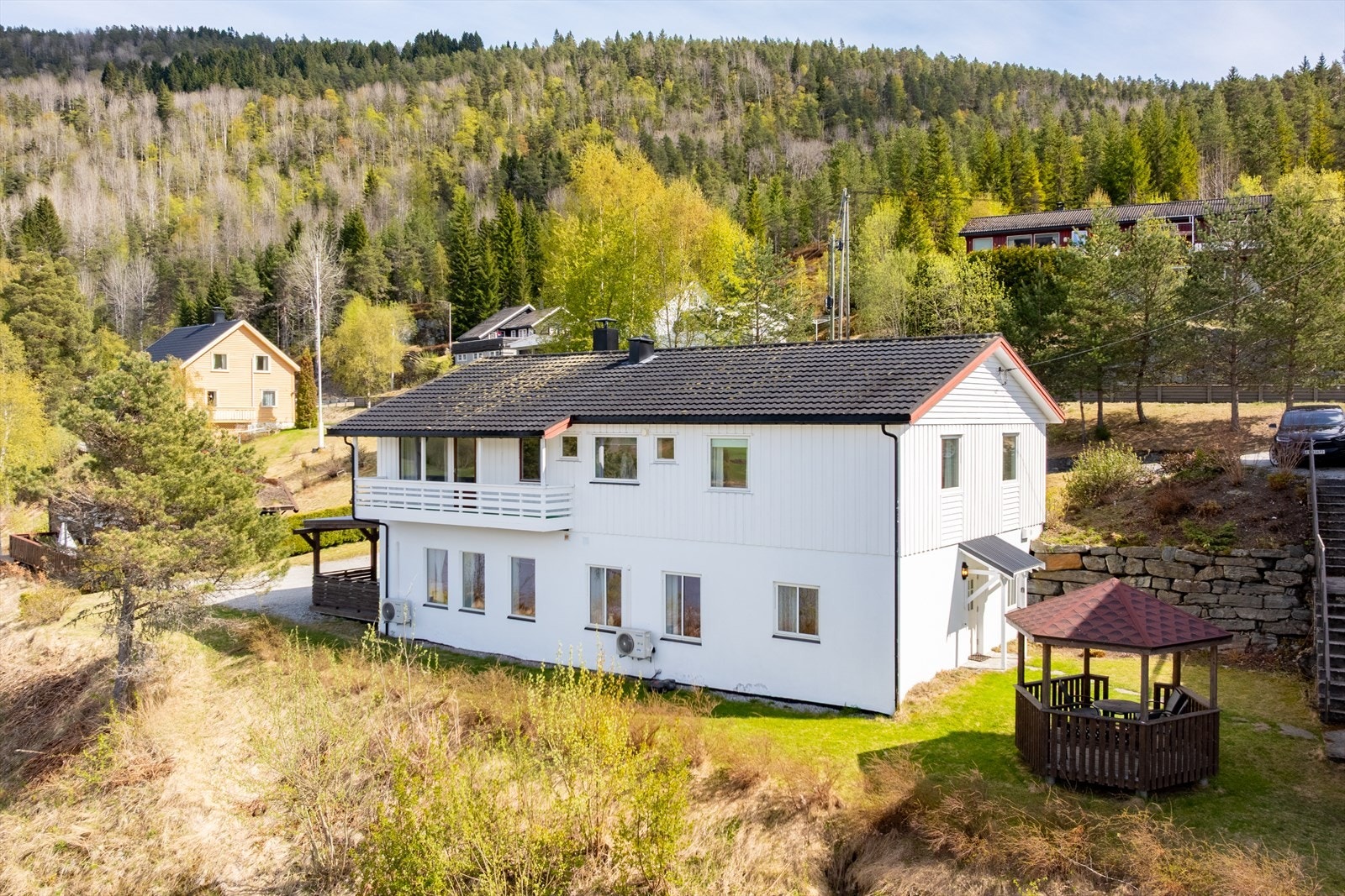 Leilegheita er i heile toppetasjen i denne bustaden me ei luftig og privat kjensle. Oppgradert og pussa opp i 2018, og i seksjonert i 2026. Her bur du i fredelege og naturskjønne omgjevnader mellom Galden og Botn, med flott utsyn og vakker natur. Galleribilde
