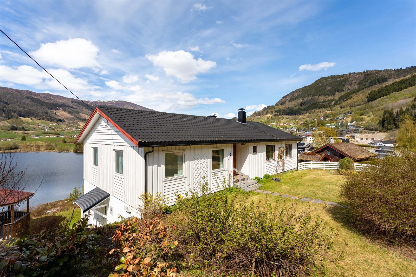 Leilegheiten ligg i 1.etg. og går over heile etasjen. Tilkomsten er på oppsida av bustaden. Galleribilde