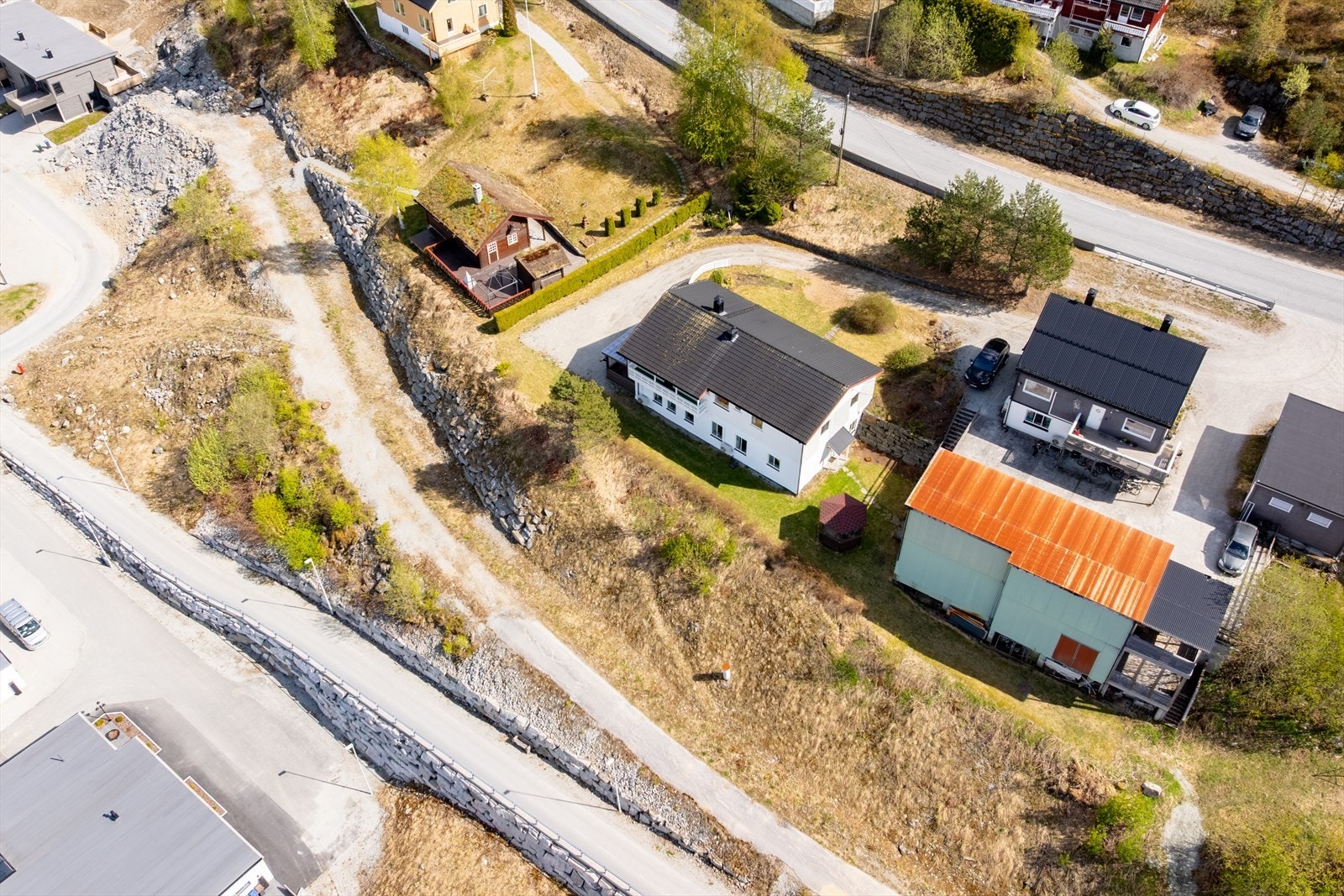 Det er gåavstand til busshaldeplass der du har fleire daglege avgangar til Sogndal og Gaupne. Galleribilde