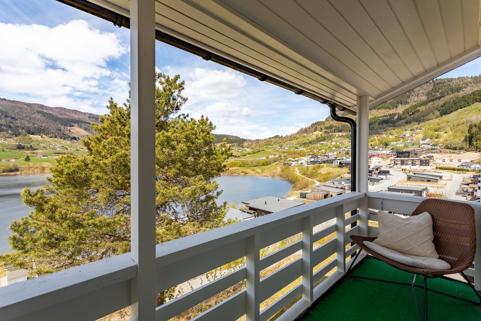 Frå altanen kan du lene deg tilbake og nyte den nydelege utsikta over Hafslovatnet, ein perfekt plass for både morgonkaffi, lange sommarkveldar og avslappande stunder. Galleribilde