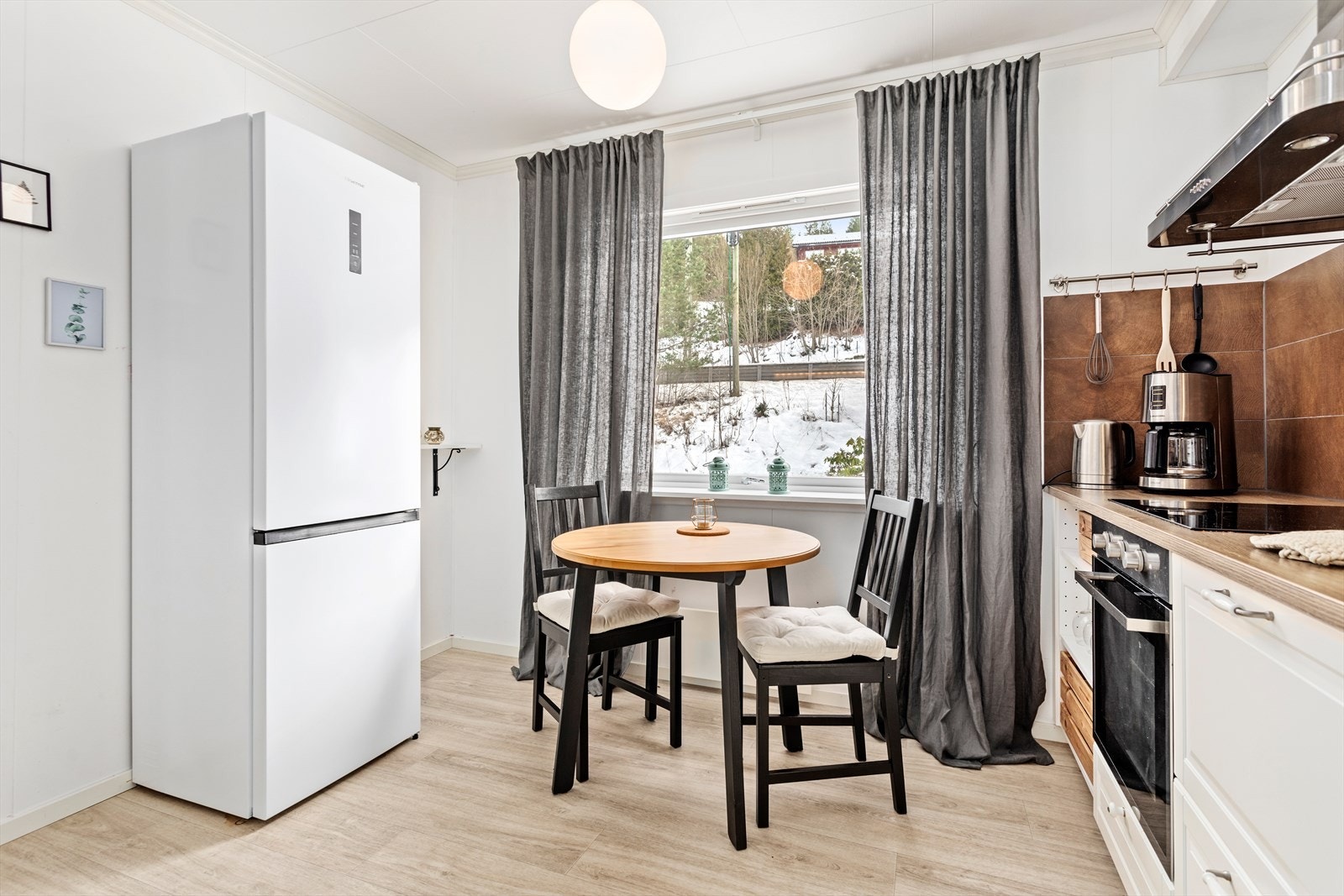 Her er det også plass til ei mindre etegruppe, og god oppbevaringsplass i underskuffer. Galleribilde