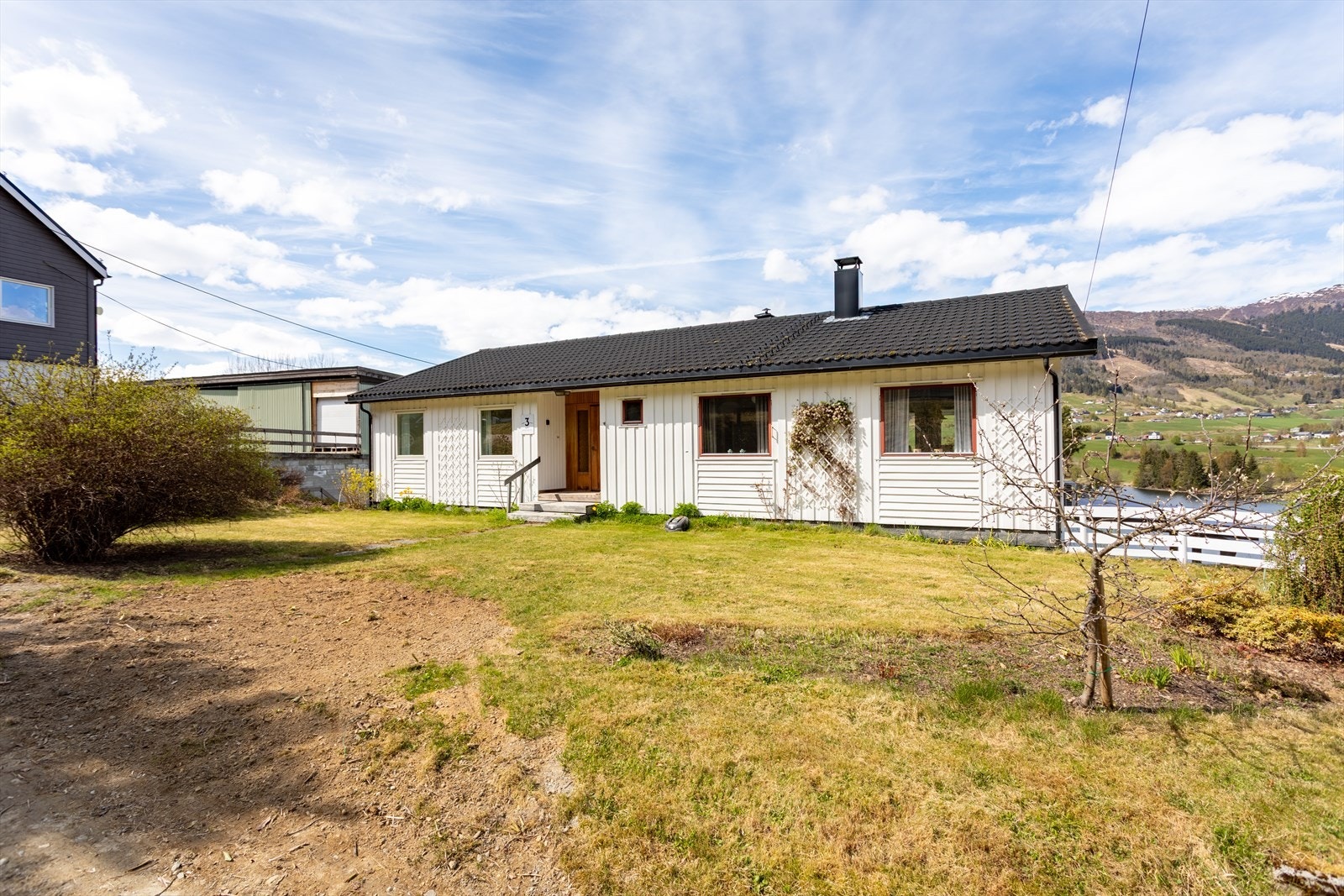 Der er nærmast trappefri tilkomst frå hagen og bustaden inneheld entré, vindfang, 2 boder, gang, 4 soverom, bad, wc, vaskerom, stove og kjøkken. Galleribilde