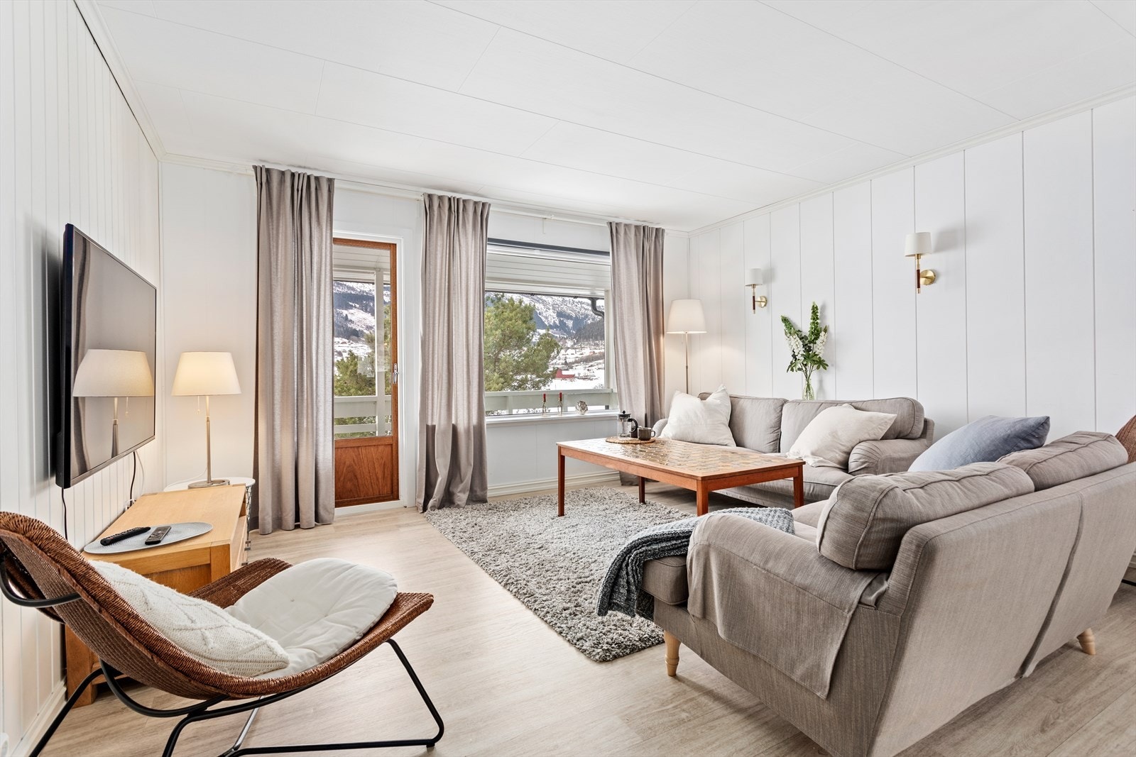Velkommen til ein triveleg og innhaldsrik leilegheit med heile 4 soverom og 2 bad - perfekt for familien som ønskjer god plass og funksjonelle løysingar. Frå bustaden kan du nyte flott utsyn mot vakre Hafslovatnet. Galleribilde