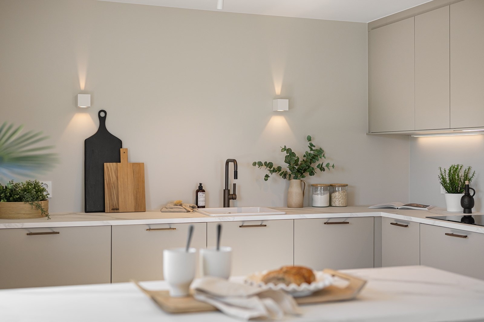 Kjøkkenet byr på rikelig med skap- og benkplass, i et stramt og moderne design. Galleribilde