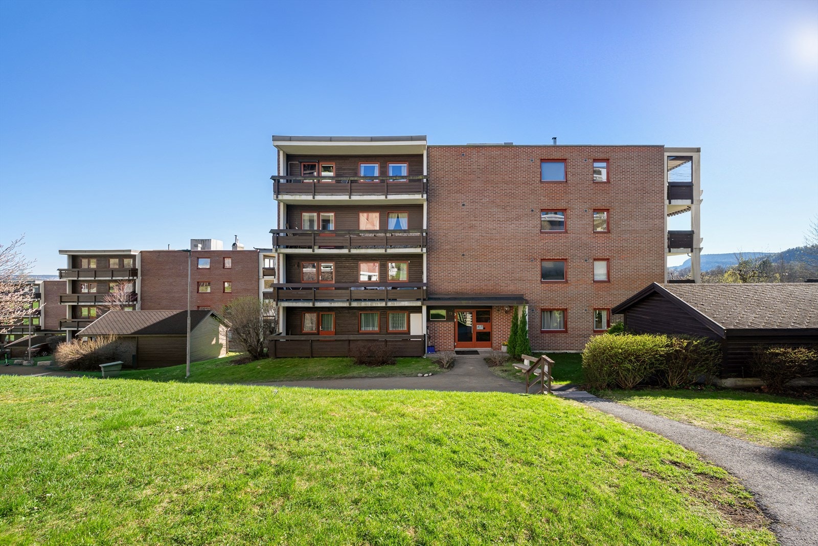 Sameiet består av 84 seksjoner fordelt på 7 blokker. Det er heisadkomst fra garasje til leilighet. Galleribilde