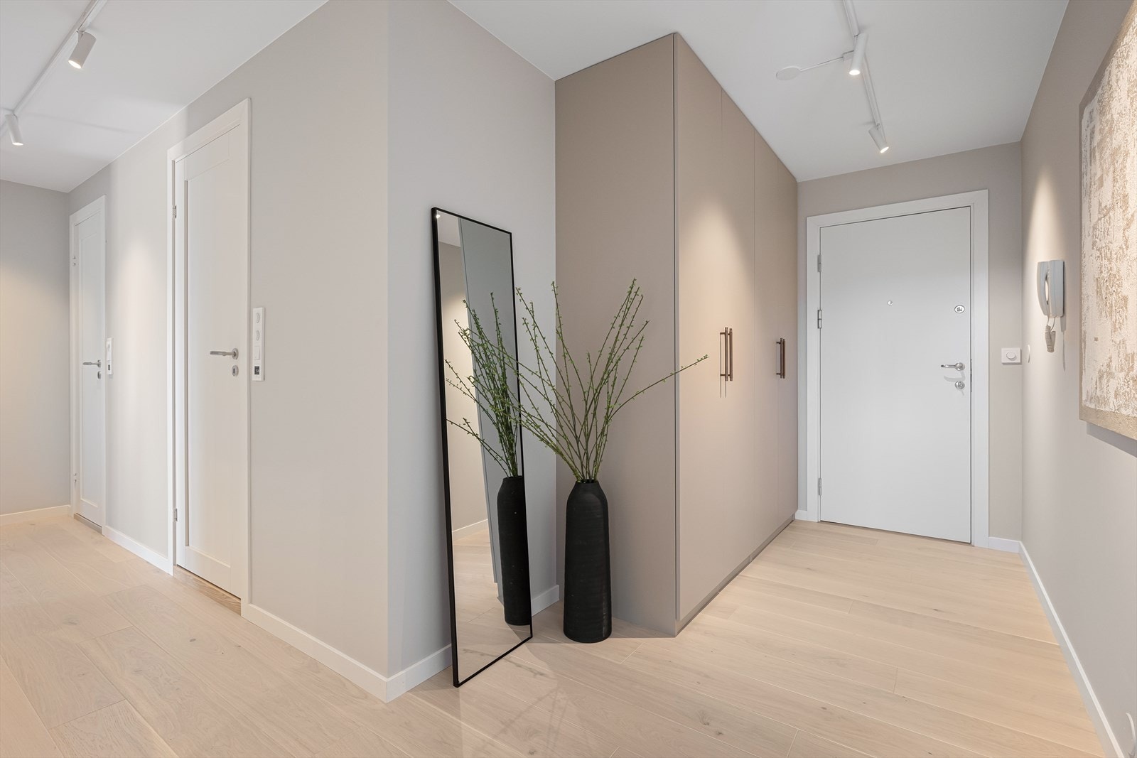 Entré med stor garderobeløsning med praktisk innredning. Galleribilde