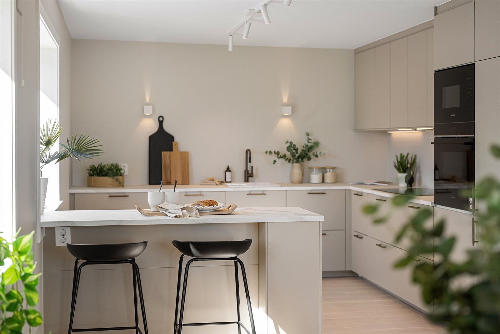 Kjøkkenøy med barløsning - perfekt for både hverdag og sosialt samvær. Galleribilde