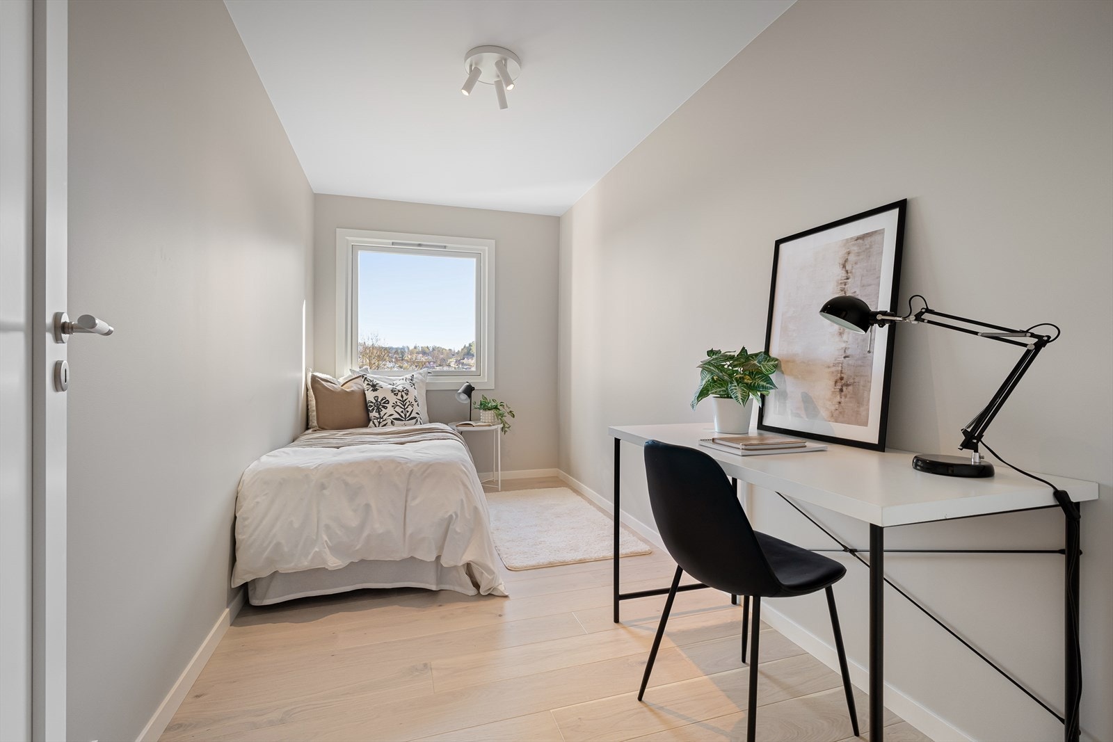 Soverom 2 med plass til seng, garderobe og skrivebord. Galleribilde