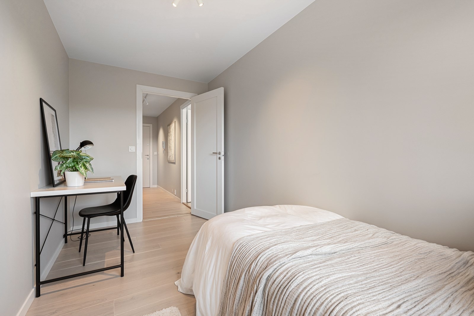 Soverom 2 - egner seg godt som barnerom, gjesterom eller kontor. Galleribilde