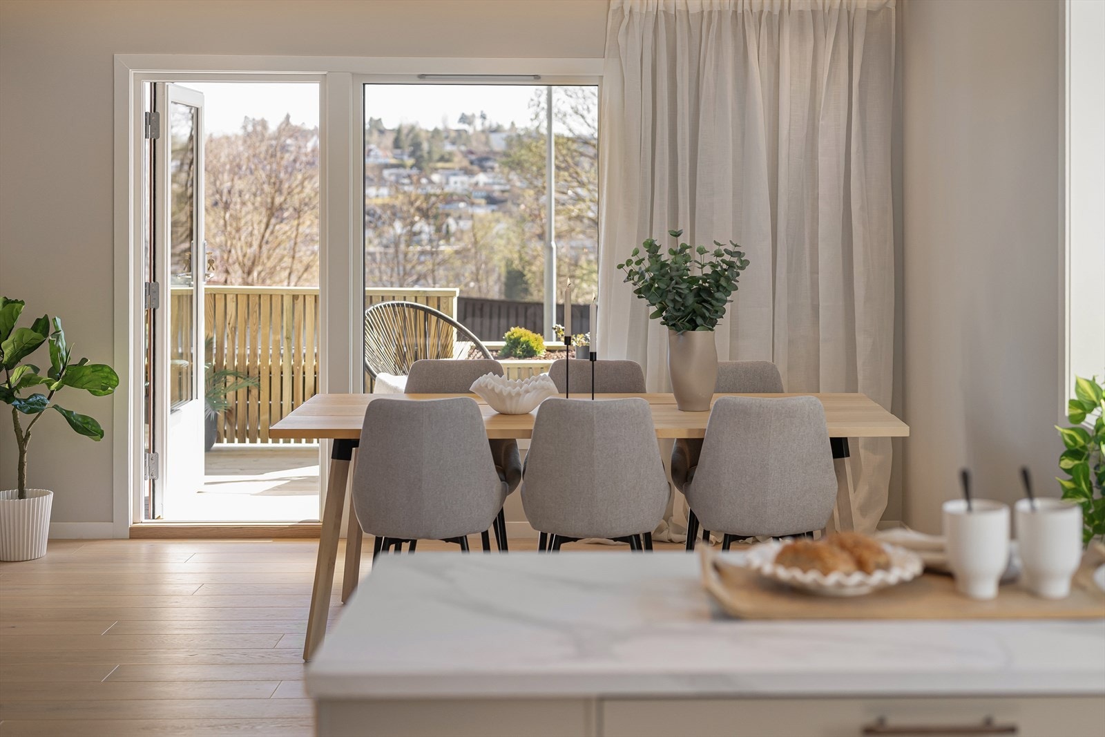 Store vindusflater mot syd og vest gir rikelig med naturlig lys og god atmosfære. Galleribilde