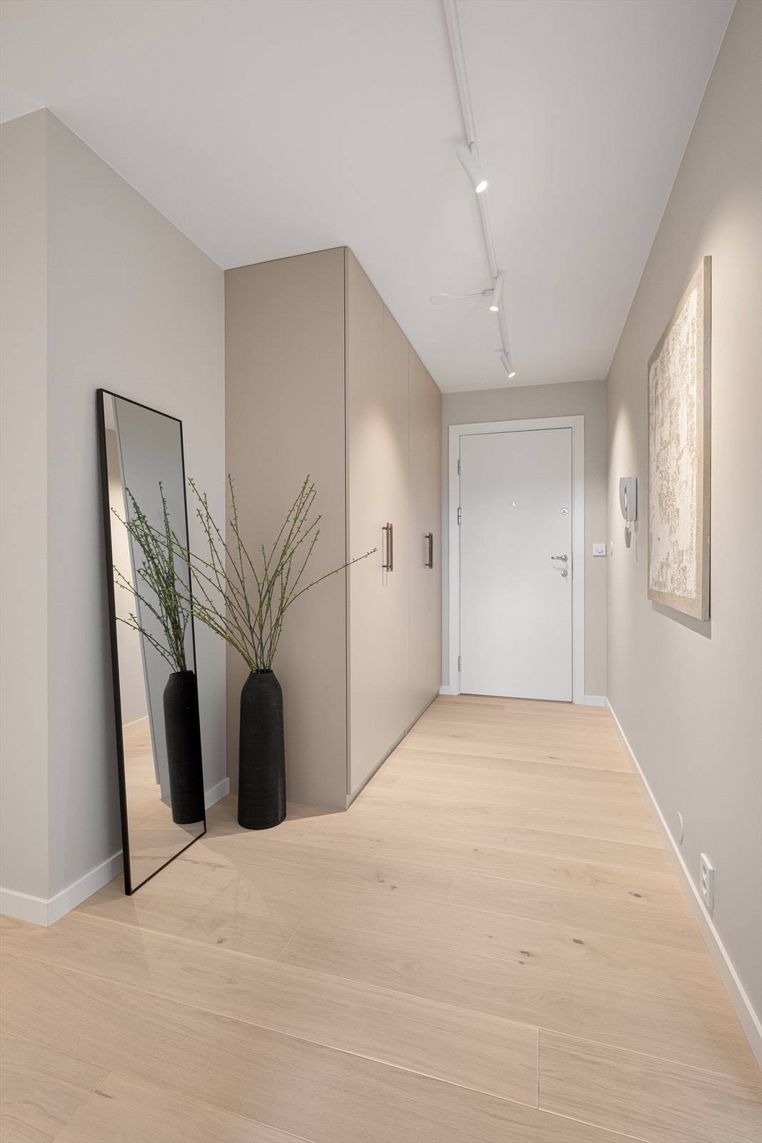Romslig entré med gode oppbevaringsmuligheter. Galleribilde