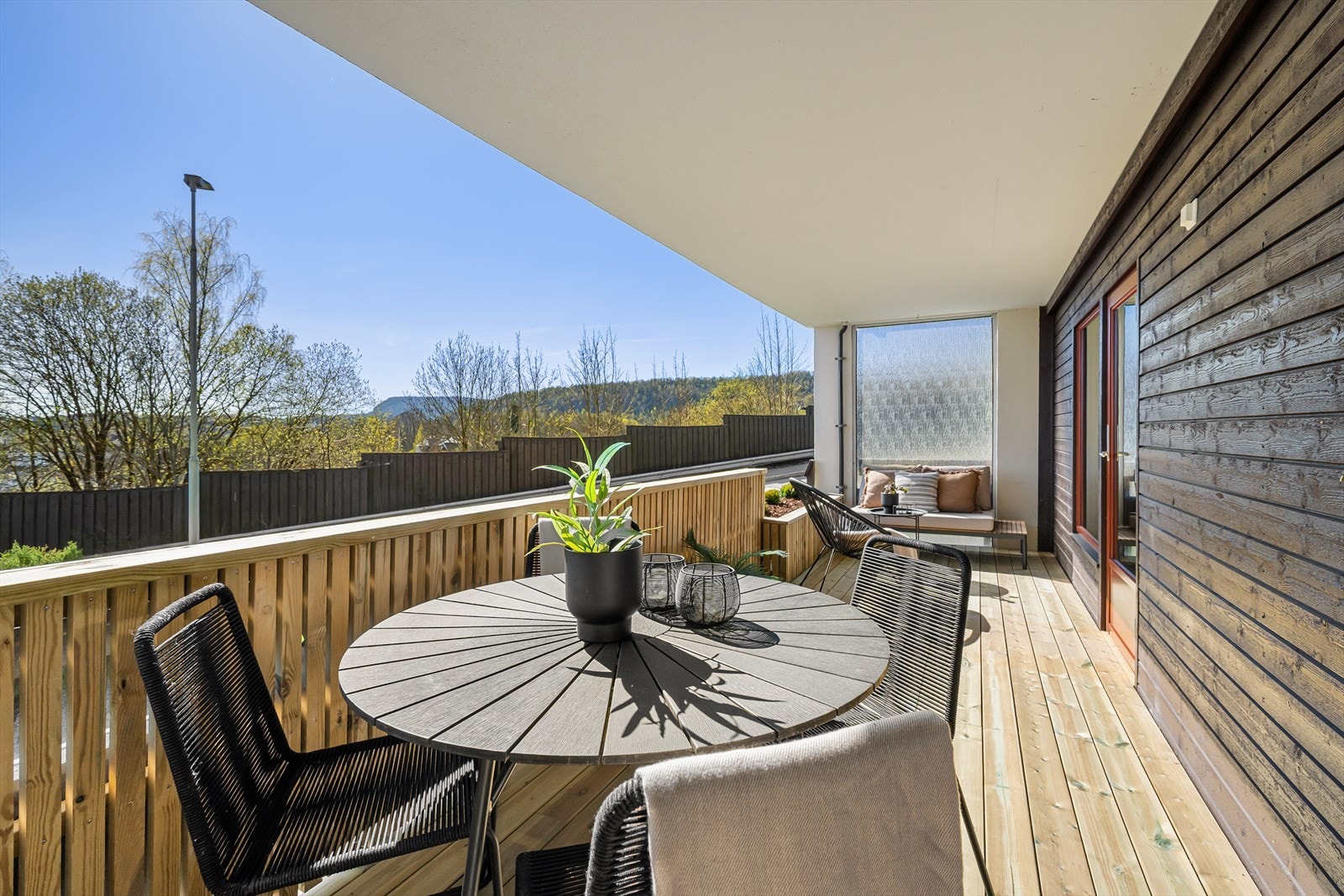 Leiligheten har en stor og meget romslig terrasse på 15 kvm, med sol fra morgen til kveld. Galleribilde