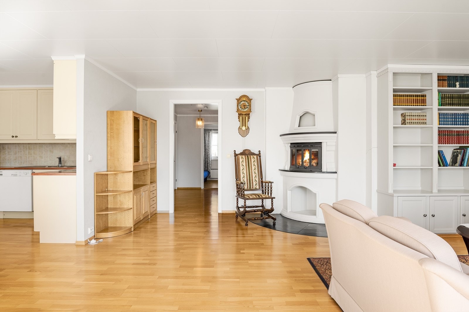 Stuen er lysmalt og har parkettgulv som strekker seg gjennom samtlige rom. Galleribilde