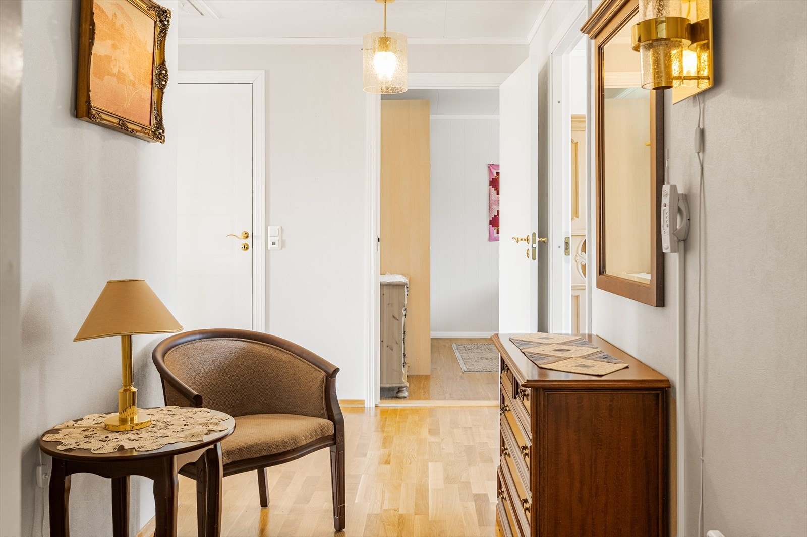 Gang med plass til oppbevaring eller det du måtte ønske. Galleribilde