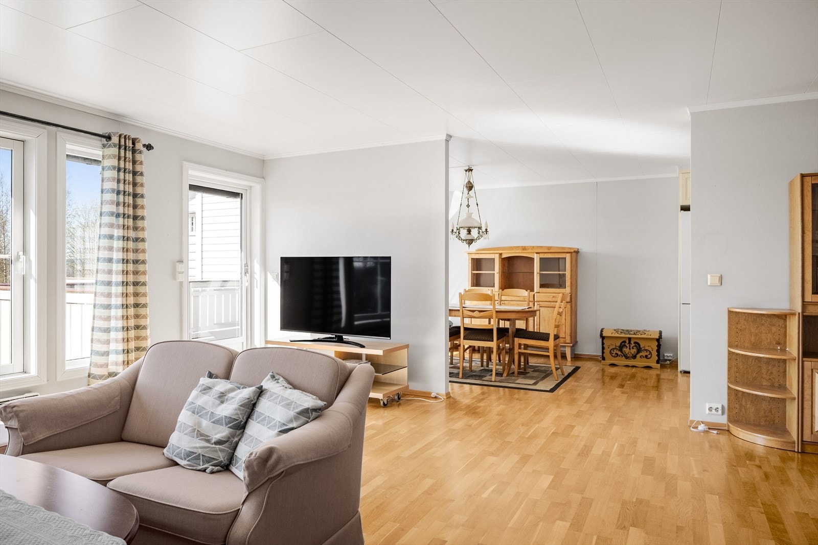 Åpen løsning mellom stue og spiseområde gir en sosial atmosfære. Galleribilde