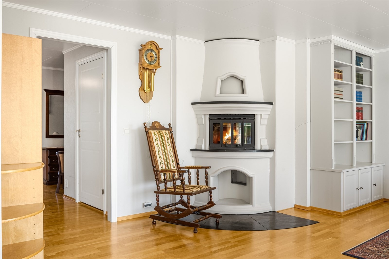 Koselig peis med fin plassering i stuen. Galleribilde