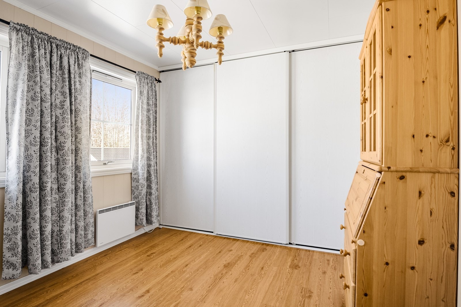 Skyvedørsgarderobe gir praktisk oppbevaringsplass i rommet. Galleribilde