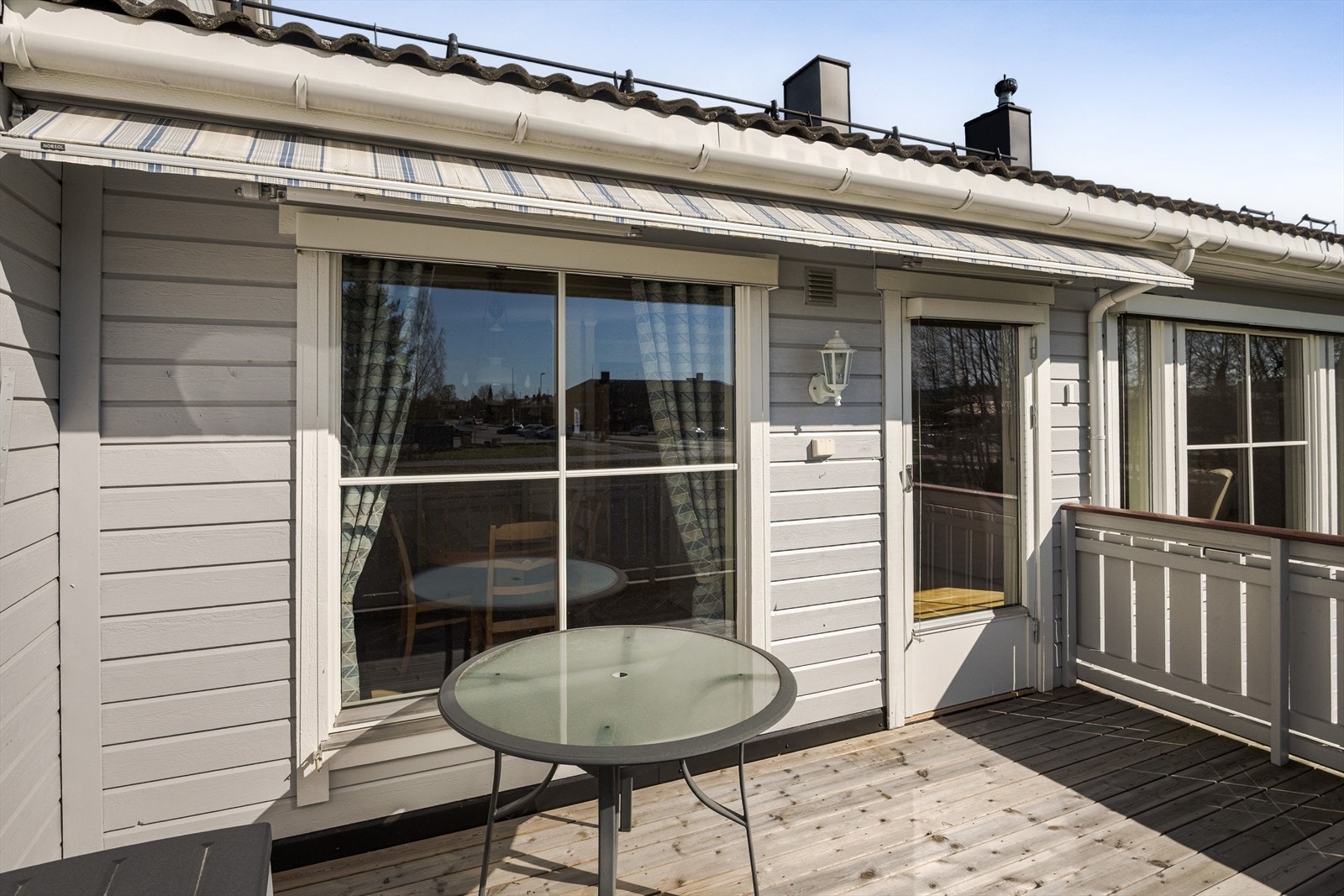Balkong med tregulv og gode solforhold. Galleribilde