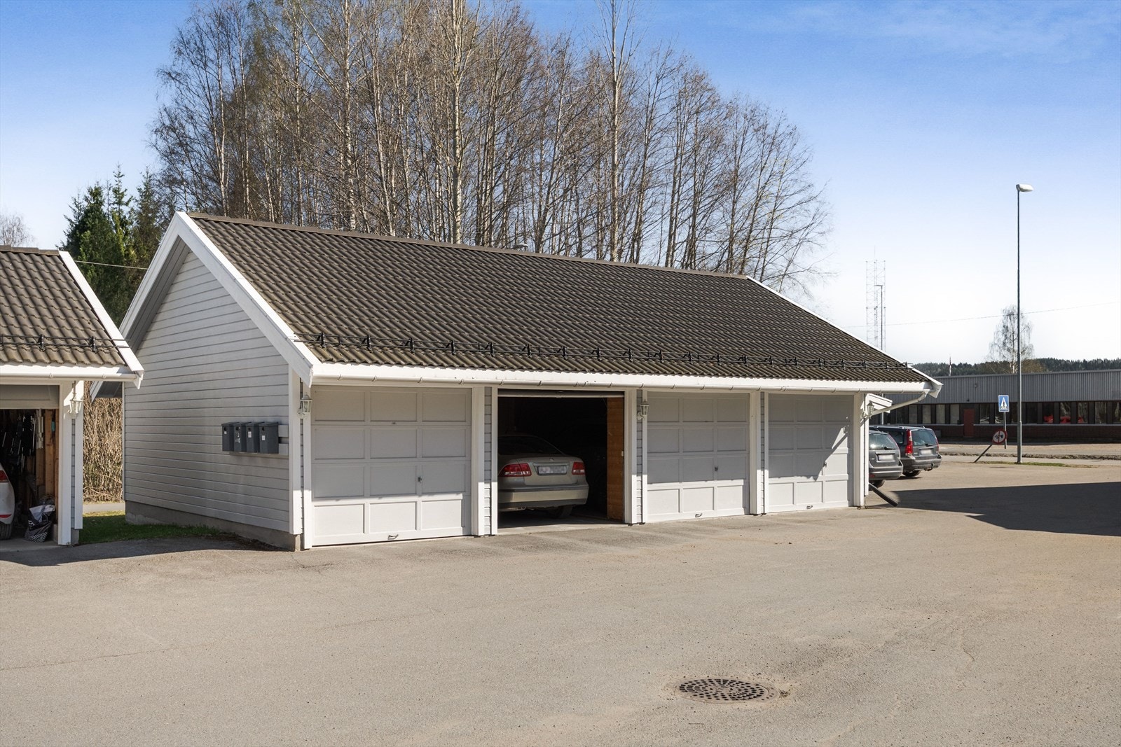 Garasjeanlegg fra 2003 hvor leiligheten disponerer en plass med bod i bakkant. Galleribilde