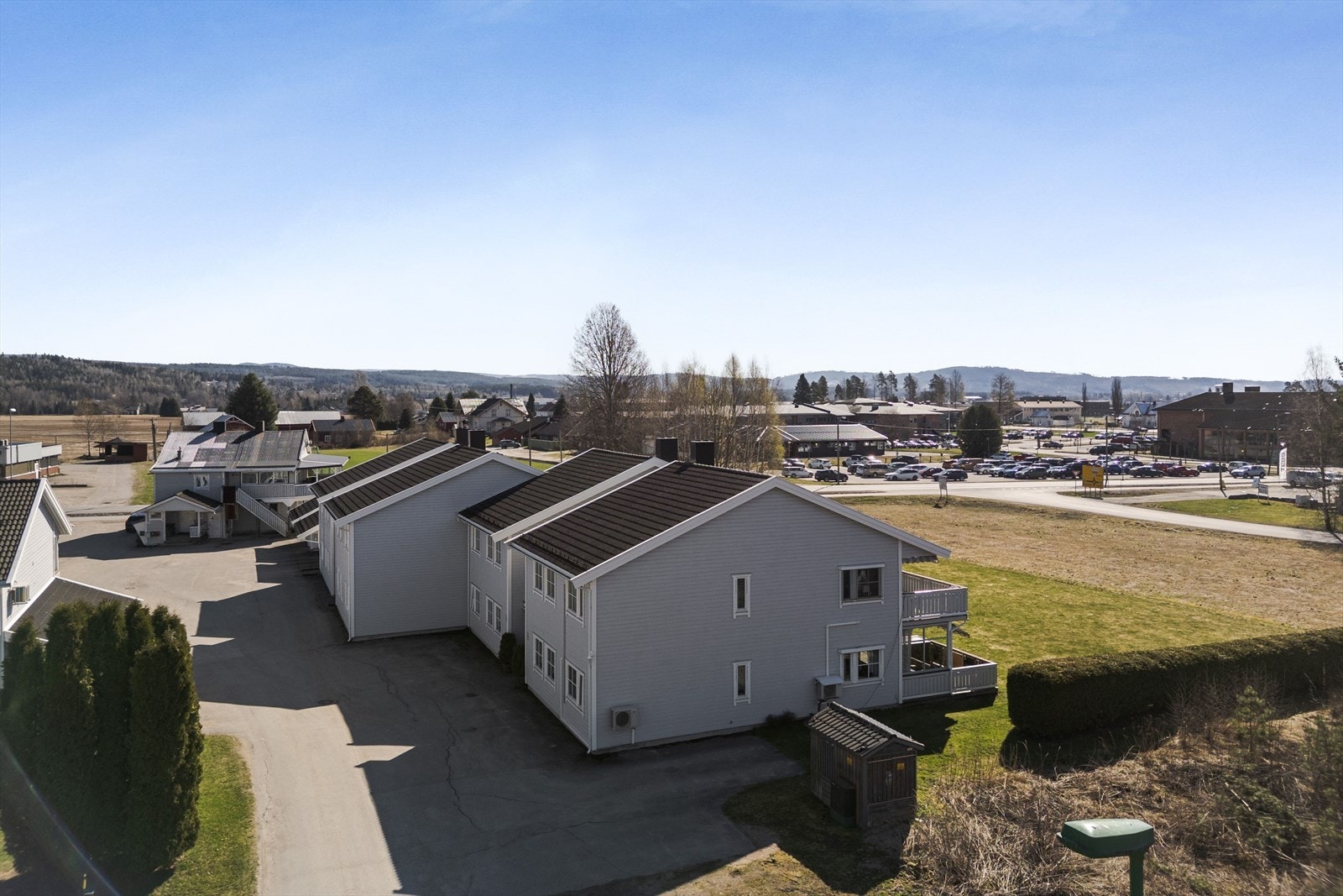Tomten er på ca. 3 862,6 m² og har utsikt mot sentrum. Galleribilde