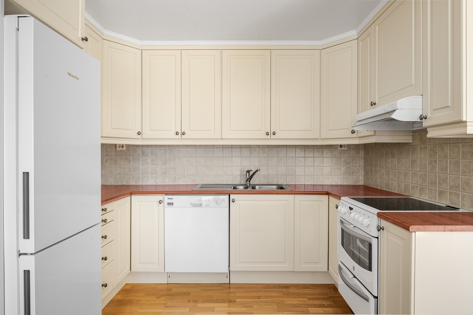 Kjøkkenventilatoren har avtrekk direkte ut og avsatt plass til frittstående hvitevarer. Galleribilde