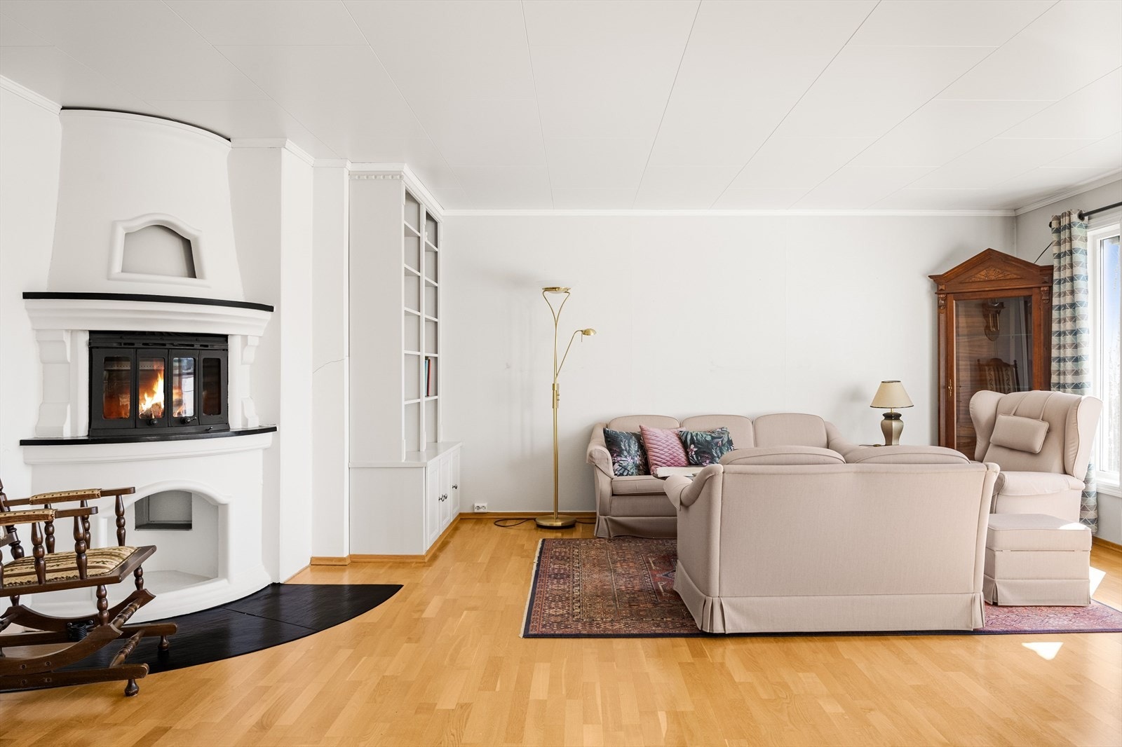 I stuen er det god plass til sofagruppe. Plassbygd bokhylle av nyere dato. Galleribilde