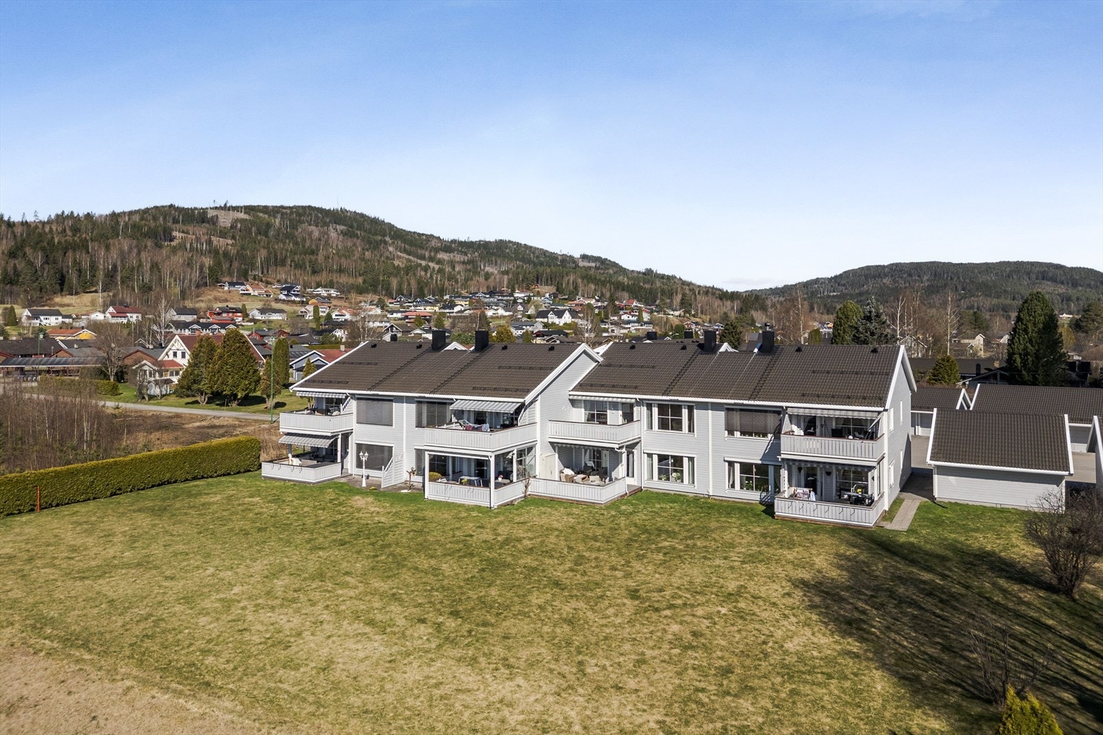 Velkommen til Negardsvegen 39 og denne fine 3-roms leiligheten i sentrum! Foto: Husfoto v/ Bernat Tubau. Galleribilde