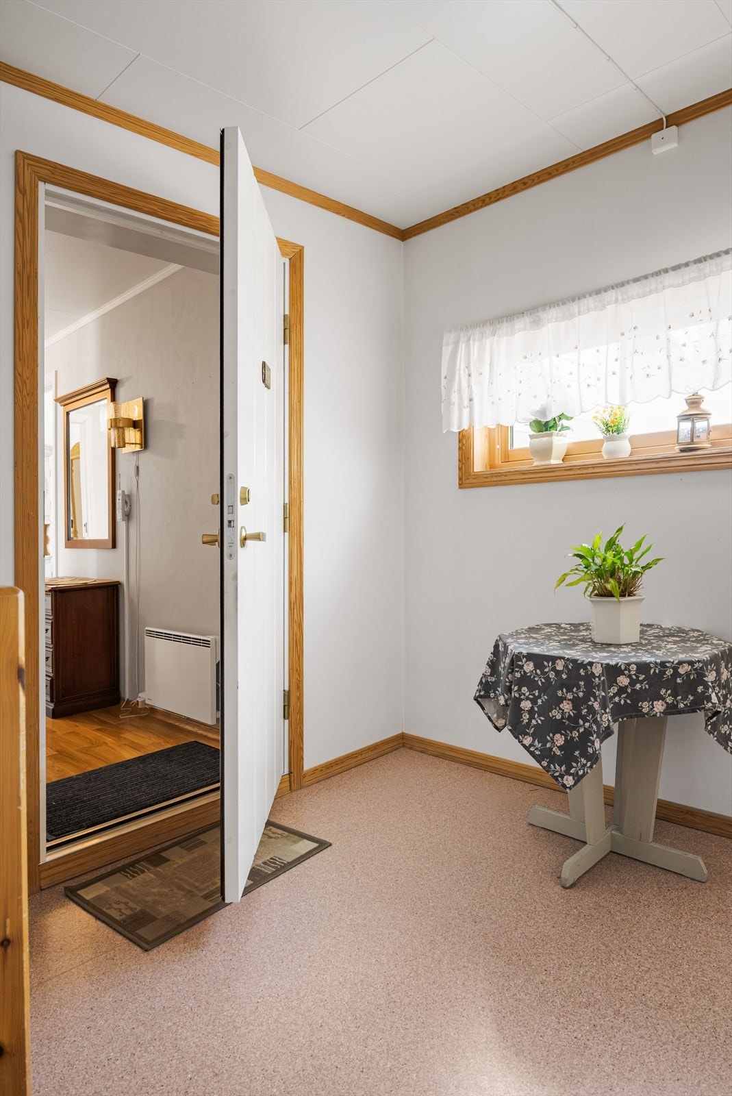 Tett entrédør og god plass rundt. Galleribilde