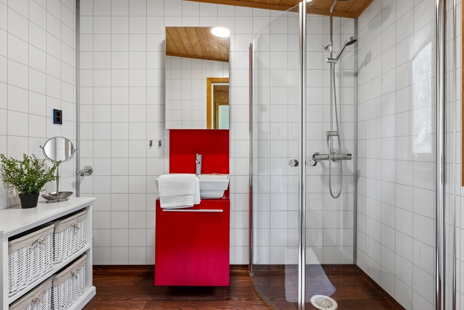 Bad med gulvvarme. Utstyrt med servantskap, wc, innfellbare dusjdører og opplegg for vaskemaskin. Galleribilde