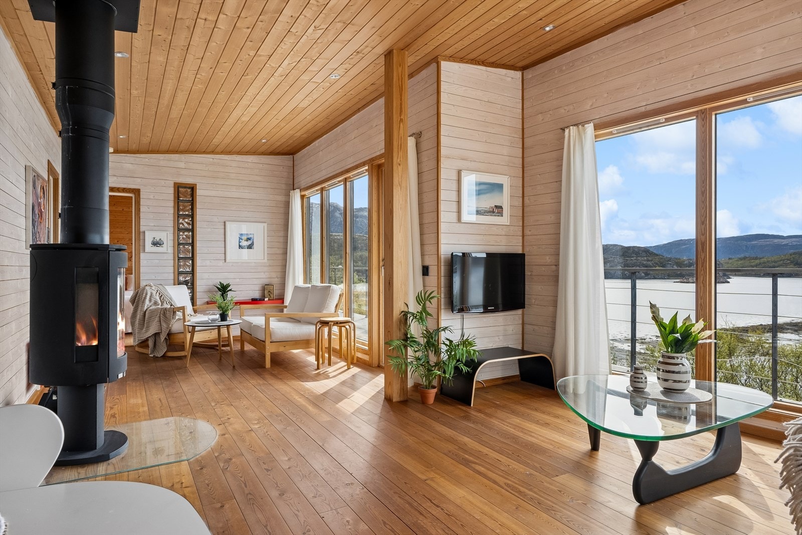 Stue og kjøkken måler ca 34 m2. Downlights i himling. Galleribilde