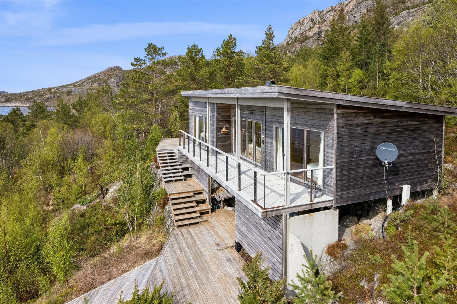 Terrassen går over to plan med en trapp fører ned til naustet. Galleribilde