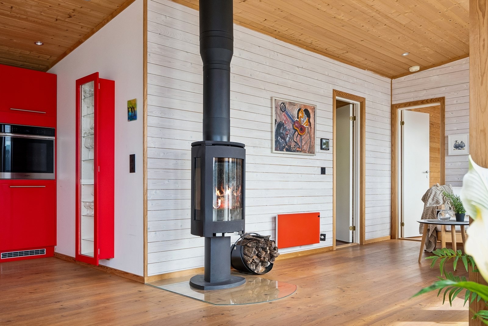 Det er oppvarming fra vedfyring og elektrisitet Galleribilde